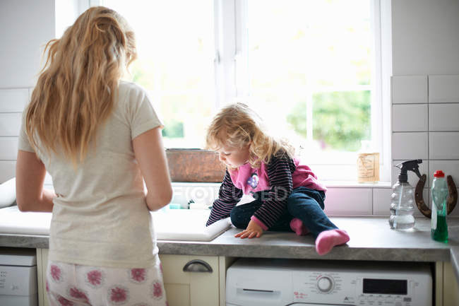 Mutter und Tochter in der Küche — Stockfoto