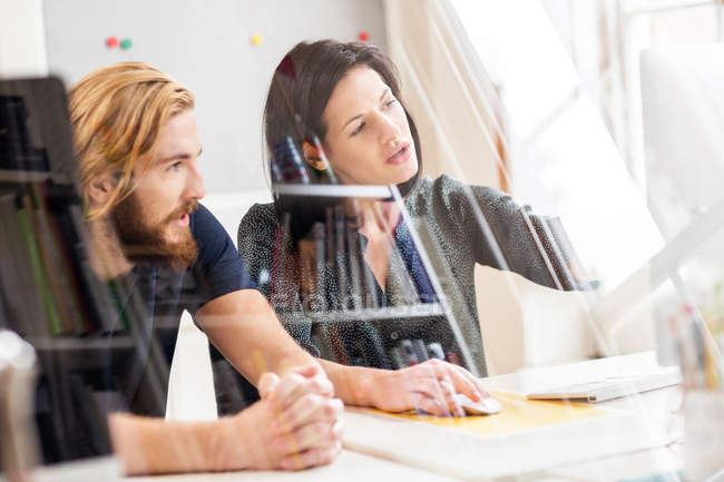 Diseñador mirando el ordenador - foto de stock