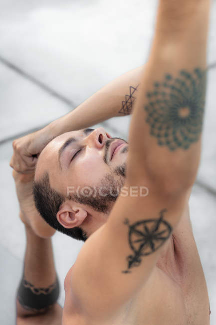 Mann praktiziert Yoga — Stockfoto