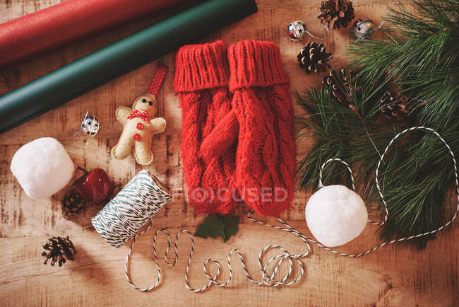 Decorazioni natalizie e guanti — Foto stock