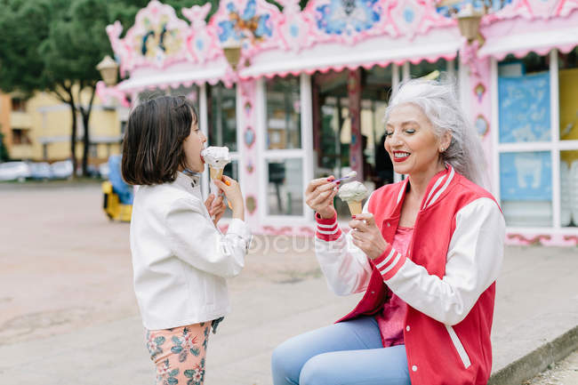 Femme et fille manger de la glace — Photo de stock