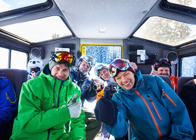 Männliche und weibliche Skifahrer — Stockfoto