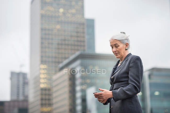 Бізнес-леді, використовуючи мобільний телефон — стокове фото