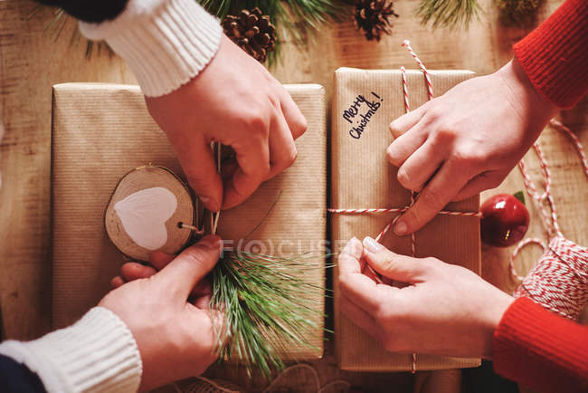 Coppia avvolgendo regali di Natale — Foto stock
