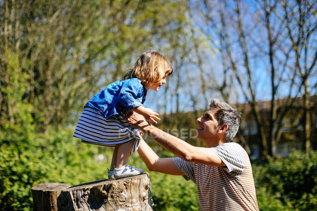Padre y niña disfrutando de la naturaleza caminar - foto de stock