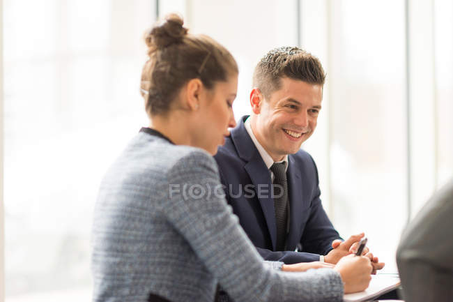 Бізнес-леді і чоловік в офісі — стокове фото