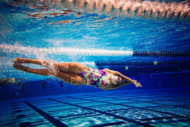 Swimmer underwater in pool — Stock Photo