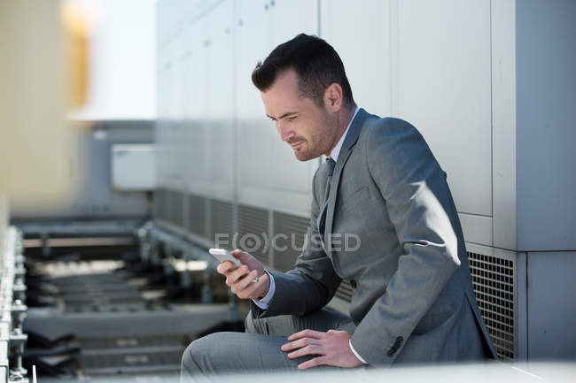 Empresario sentado al aire libre - foto de stock