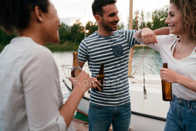 Freunde halten Bierflaschen in der Hand — Stockfoto