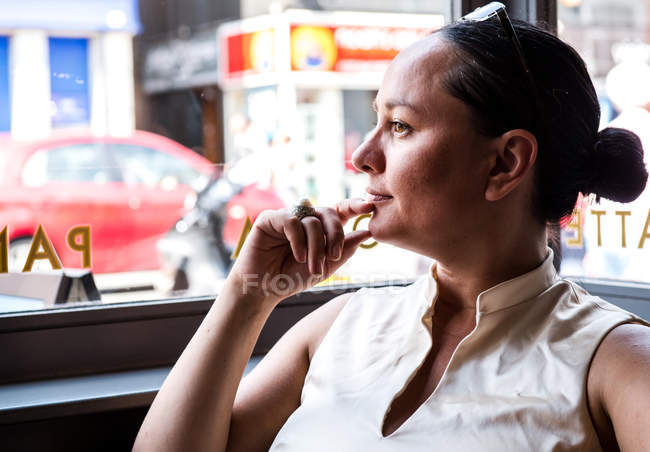 Businesswoman with hand on chin — Stock Photo