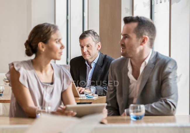 Businessmen and businesswoman working — Stock Photo