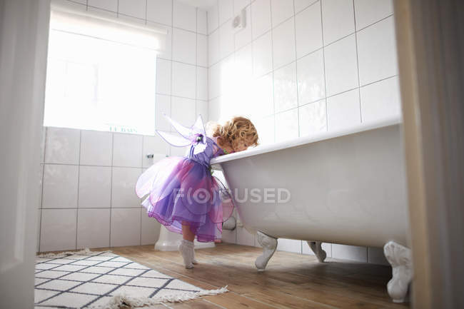 Menina vestida de fantasia de fada — Fotografia de Stock