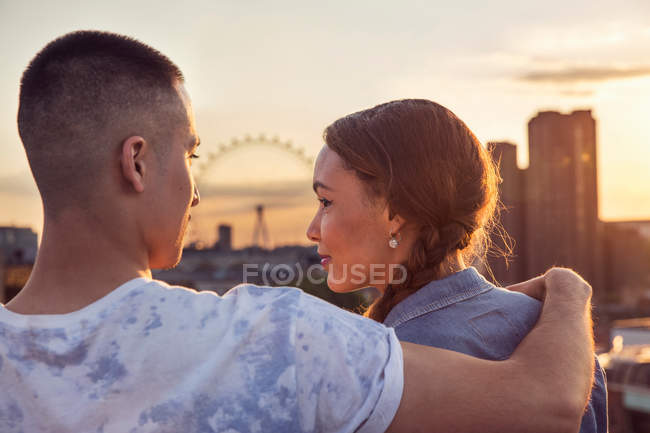 Young couple in front of skyline — Stock Photo