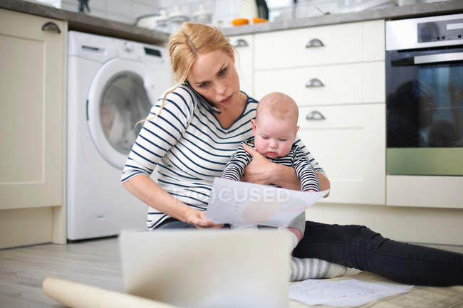Woman holding baby son in arms — Stock Photo