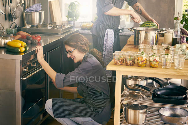 Cocineros cocinando en cocina comercial - foto de stock