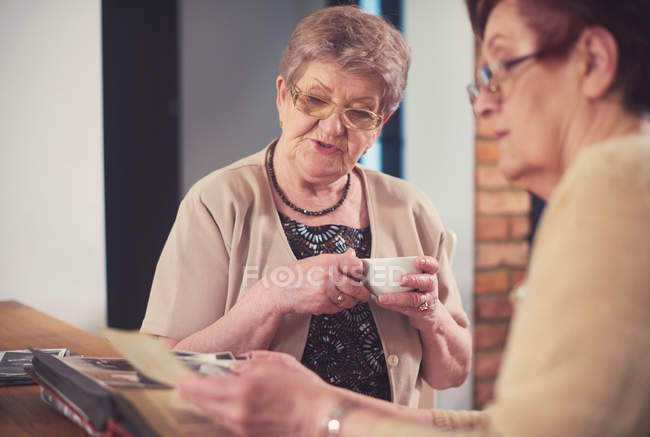 Mujeres mirando viejas fotografías - foto de stock
