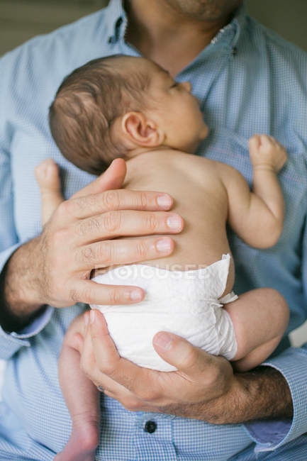 Padre Holding neonato bambino ragazzo — Foto stock