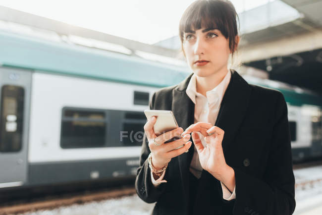 Бізнес-леді в залізничній станції — стокове фото