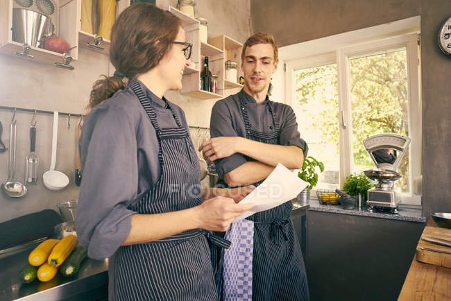 Chefs en la cocina charlando - foto de stock