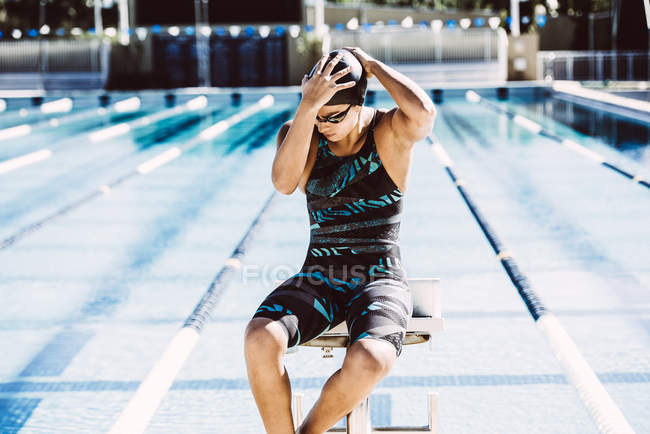 Nuotatore seduto alla fine della piscina — Foto stock