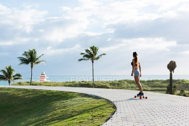 Junge Frau skateboardet in Park — Stockfoto