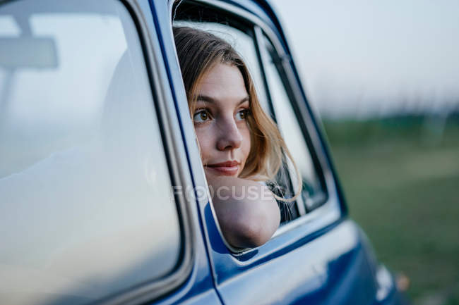 Turista dentro coche azul - foto de stock