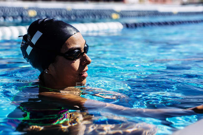 Nuotatore in acqua in piscina — Foto stock