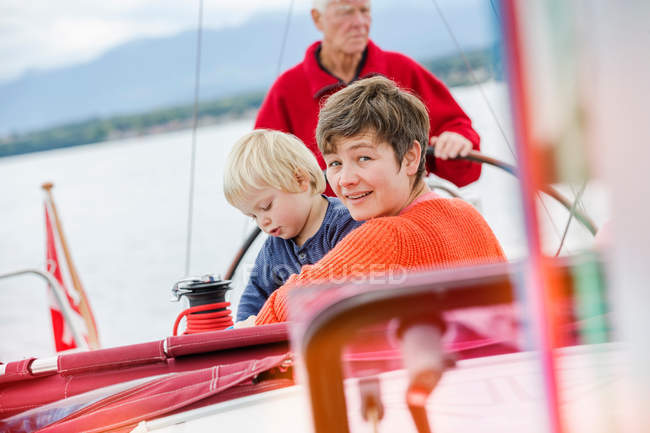 Родина трьох поколінь на вітрильному човні — стокове фото