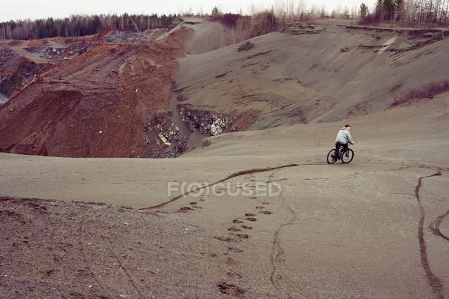 Männlicher Mountainbiker — Stockfoto