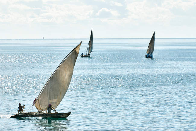 Pessoas velejando iates no mar — Fotografia de Stock