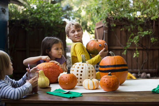 Boy and two sisters preparing pumpkins — Stock Photo