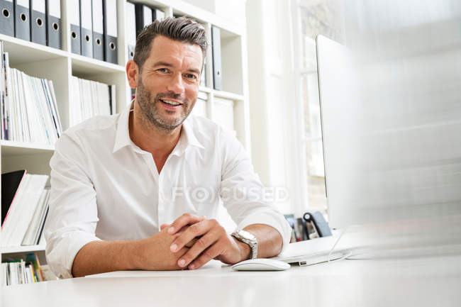 Diseñador masculino en el escritorio - foto de stock