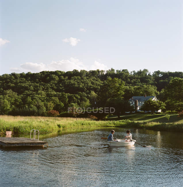 Mother and daughter in rowing boat — Stock Photo