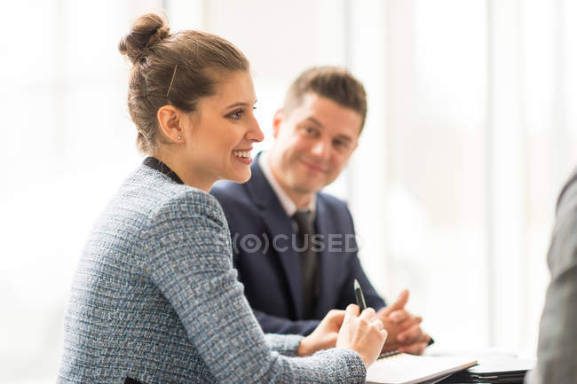 Бізнес-леді і чоловік в офісі — стокове фото