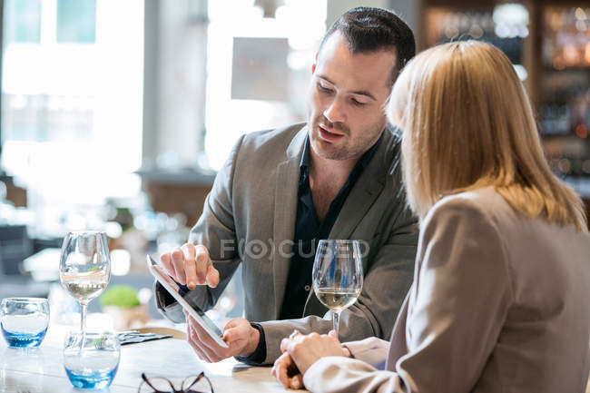 Businessman and businesswoman at lunch — Stock Photo