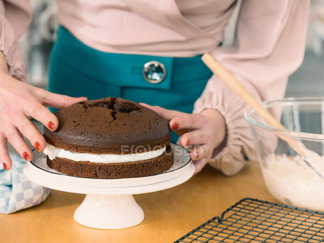 Frau bereitet Schokoladenkuchen zu — Stockfoto