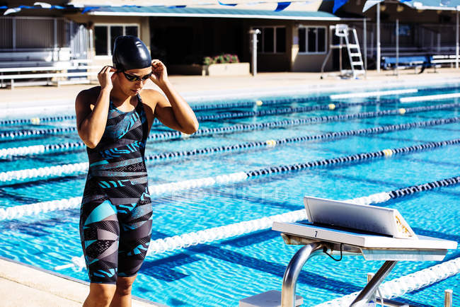 Schwimmerin bereitet sich auf Schwimmbadbesuch vor — Stockfoto