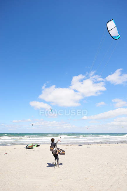 Cerf-volant Surfeur sur la plage — Photo de stock