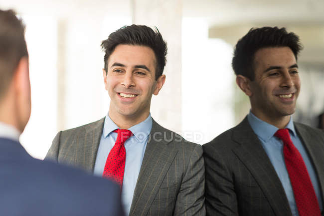 Due uomini d'affari che discutono — Foto stock