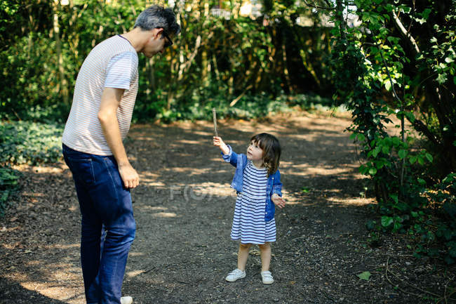Отец и девочка наслаждаются прогулкой на природе — стоковое фото