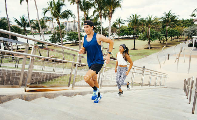 Hombre y mujer haciendo ejercicio al aire libre - foto de stock