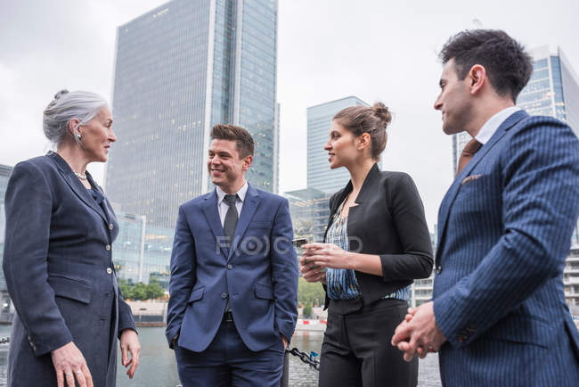 Businessmen and businesswomen in discussion outdoors — Stock Photo