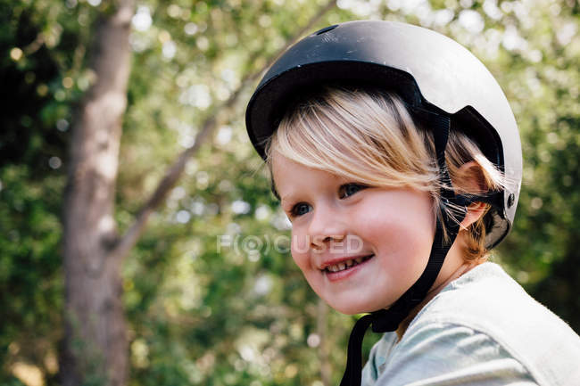 Giovane ragazzo indossando casco di sicurezza — Foto stock