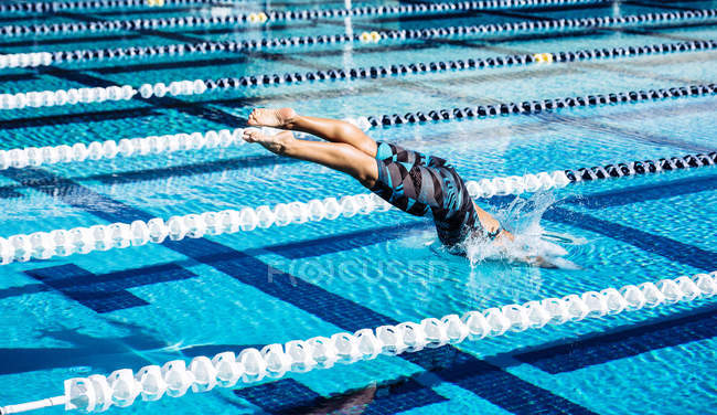 Mergulho de nadador na piscina — Fotografia de Stock