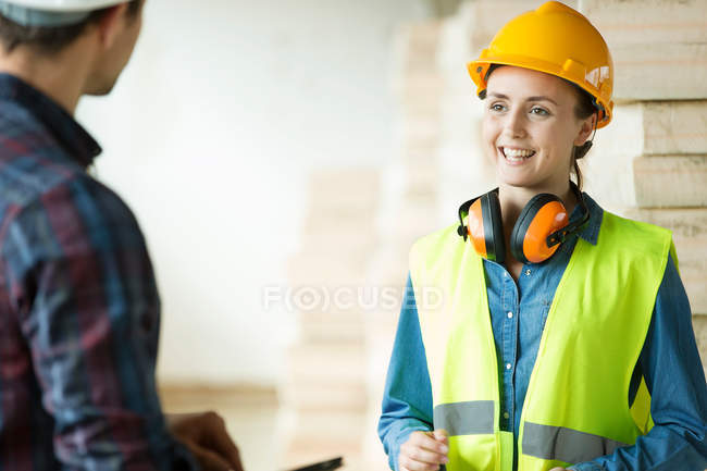 Two people standing in constructions site — Stock Photo