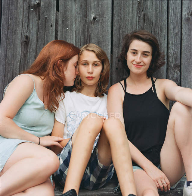 Adolescent garçon avec deux femmes — Photo de stock