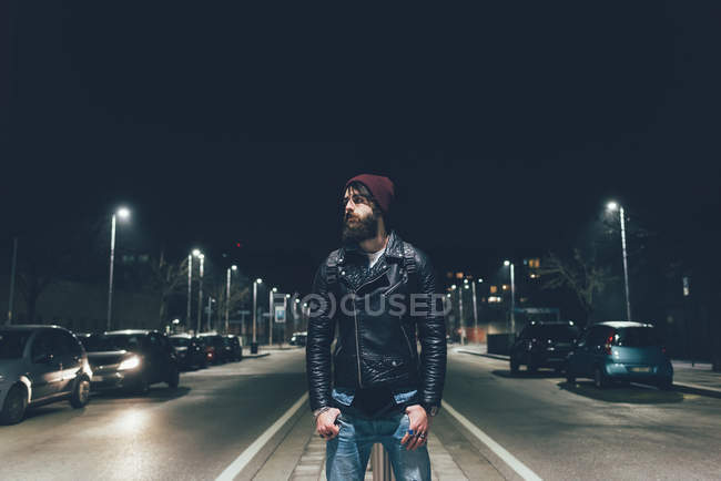 Хипстер на городской улице смотрит в сторону — стоковое фото