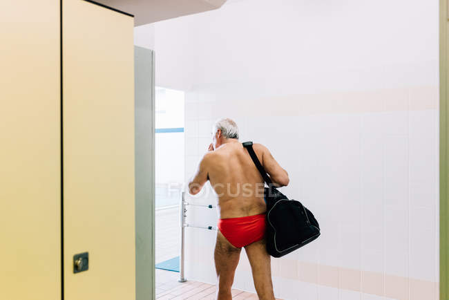 Hombre en vestuario de piscina - foto de stock