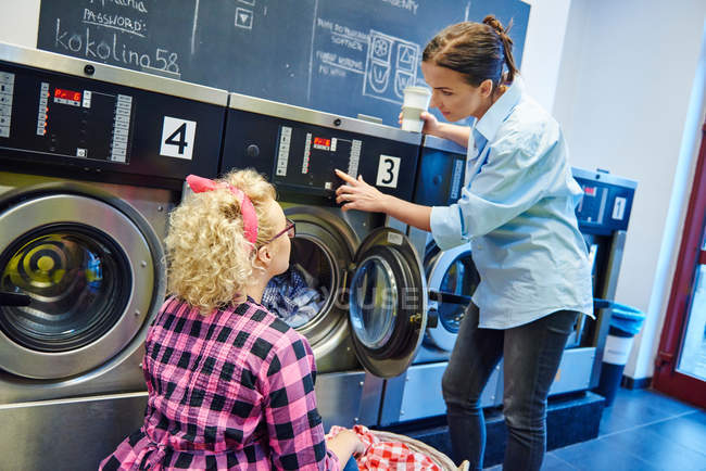 Mulher máquina de lavar roupa painel de controle — Fotografia de Stock