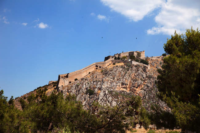 Forteresse de Palamidi au sommet de la formation rocheuse — Photo de stock